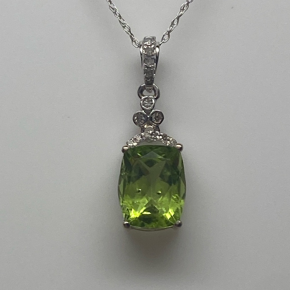 10k White Gold Cushion Cut Peridot Gemstone And Diamond Pendant With Chain NEW